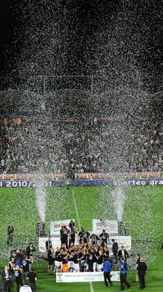 FUSSBALL - BL, GRAZ,AUSTRIA,25.MAI.11 - FUSSBALL - tipp3 Bundesliga powered by T-Mobile, Jubel und Freude, Meisterschaft des SK Sturm Graz, Siegerehrung --- Bild zeigt den Jubel von Sturm. Keywords: Meisterteller, Medaille, Konfetti.  o0 Meisterschale Pokal Trophäe Objekte Totale