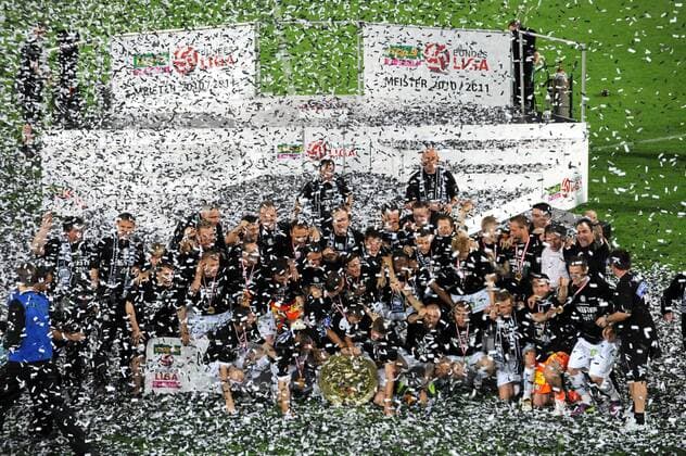 FUSSBALL - BL, GRAZ,AUSTRIA,25.MAI.11 - FUSSBALL - tipp3 Bundesliga powered by T-Mobile, Jubel und Freude, Meisterschaft des SK Sturm Graz, Siegerehrung --- Bild zeigt den Jubel von Sturm. Keywords: Meisterteller, Medaille, Konfetti.  o0 Meisterschale Pokal Trophäe Objekte Totale o0 Siegerfoto