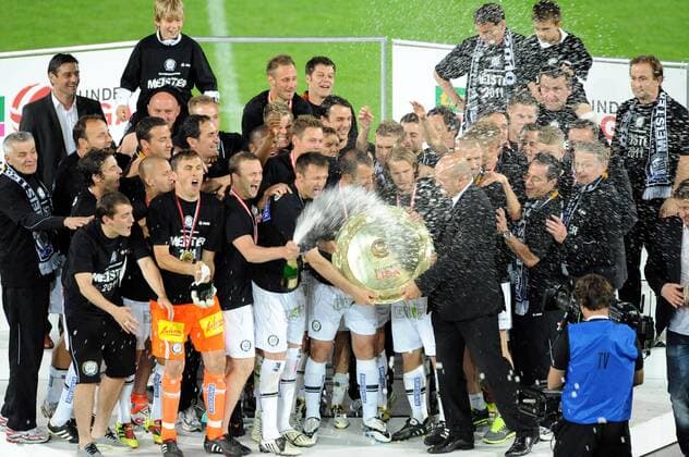 FUSSBALL - BL, GRAZ,AUSTRIA,25.MAI.11 - FUSSBALL - tipp3 Bundesliga powered by T-Mobile, Jubel und Freude, Meisterschaft des SK Sturm Graz, Siegerehrung --- Bild zeigt den Jubel von Sturm. Keywords: Meisterteller, Medaille, Sekt.  o0 Meisterschale Pokal Trophäe Objekte Totale