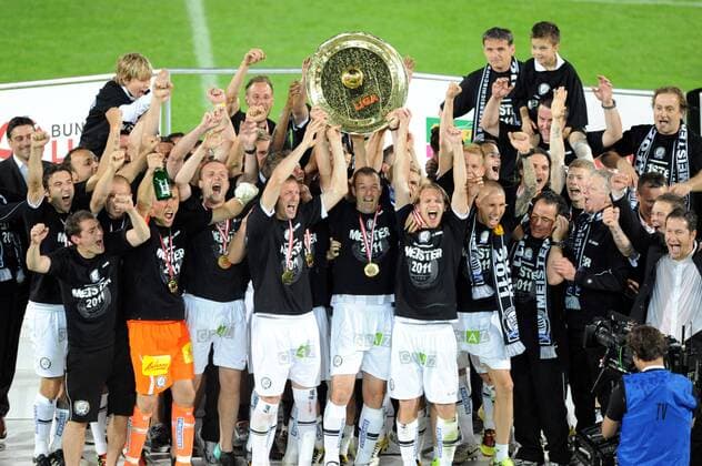 FUSSBALL - BL, GRAZ,AUSTRIA,25.MAI.11 - FUSSBALL - tipp3 Bundesliga powered by T-Mobile, Jubel und Freude, Meisterschaft des SK Sturm Graz, Siegerehrung --- Bild zeigt den Jubel von Sturm. Keywords: Meisterteller, Medaille.  o0 Meisterschale Pokal Trophäe Objekte Totale