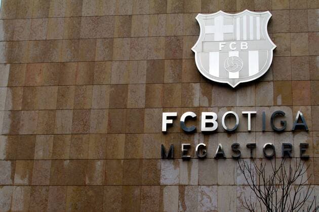 Fußball, Stadiongeschichte FC Barcelona CAMP NOU - Das Stadion des FC Barcelona. Fassade des Fanshops des FC Barcelona und Eingangsbereich zum Museums des Vereins. Das silberne Wappen des FC Barcelona schmückt die Fassade. Darunter weist ein Schriftzug auf den Fanshop (Megastore) hin. o0 FC Botiga Megastore Fanshop Museum Vereinsmuseum Logo, Emblem, Vereinslogo, Vereinsemblem Objekte Totale
