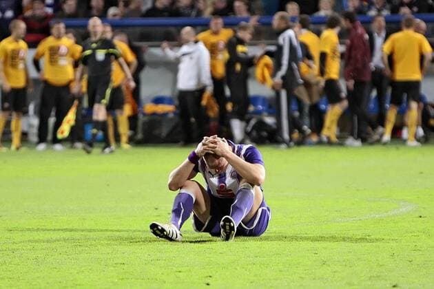 Frustriert sitzt Tobias Nickenig (VfL Osnabrück) nach dem Abstieg auf dem Rasen. Fussball Relegationsspiel 2. Bundesliga, Relegation Rückspiel, VfL Osnabrück - SG Dynamo Dresden, 24.05.2011, Osnatel-Arena,