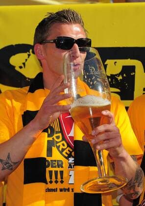 Maik Wagefeld, Aufstiegsfeier der SG Dynamo Dresden auf dem Dresdner Altmarkt, SG Dynamo Dresden, Aufstieg in die 2. Bundesliga, Fußball, Fussball, Saison 2010 2011, Dresden, 25.05.2011, o0 Bier