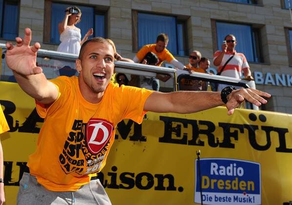 Dani Schahin, Aufstiegsfeier der SG Dynamo Dresden auf dem Dresdner Altmarkt, SG Dynamo Dresden, Aufstieg in die 2. Bundesliga, Fußball, Fussball, Saison 2010 2011, Dresden, 25.05.2011, o0 Jubel Freude