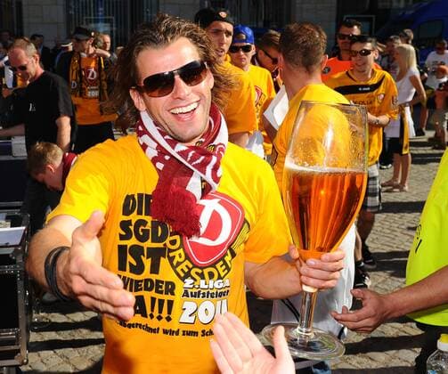 Timo Röttger, Aufstiegsfeier der SG Dynamo Dresden auf dem Dresdner Altmarkt, SG Dynamo Dresden, Aufstieg in die 2. Bundesliga, Fußball, Fussball, Saison 2010 2011, Dresden, 25.05.2011, o0 Jubel Freude Bier