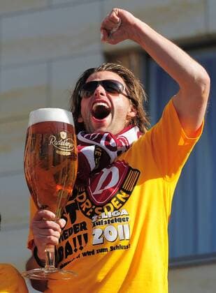 Timo Röttger, Aufstiegsfeier der SG Dynamo Dresden auf dem Dresdner Altmarkt, SG Dynamo Dresden, Aufstieg in die 2. Bundesliga, Fußball, Fussball, Saison 2010 2011, Dresden, 25.05.2011, o0 Jubel Freude Bier Radeberger Wirtschaft