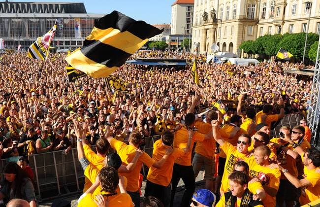 Aufstiegsfeier der SG Dynamo Dresden auf dem Dresdner Altmarkt, SG Dynamo Dresden, Aufstieg in die 2. Bundesliga, Fußball, Fussball, Saison 2010 2011, Dresden, 25.05.2011, o0 Fahne, Fanfahne, Fanfahnen Objekte