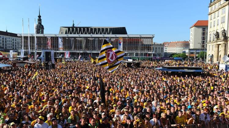 Aufstiegsfeier der SG Dynamo Dresden auf dem Dresdner Altmarkt, SG Dynamo Dresden, Aufstieg in die 2. Bundesliga, Fußball, Fussball, Saison 2010 2011, Dresden, 25.05.2011,