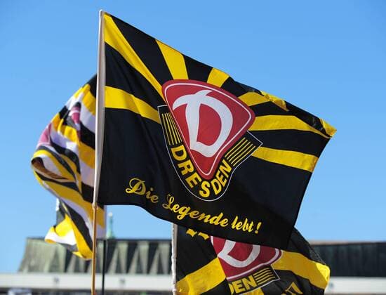 Fahnen, Fahne Dynamofahnen, Dynamofahne, Dynamo-Fahne, Aufstiegsfeier der SG Dynamo Dresden auf dem Dresdner Altmarkt, SG Dynamo Dresden, Aufstieg in die 2. Bundesliga, Fußball, Fussball, Saison 2010 2011, Dresden, 25.05.2011, o0 Fahne, Fanfahne, Fanfahnen Logo, Emblem, Vereinslogo, Vereinsemblem Objekte