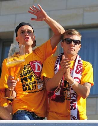 V.li. Florian Grossert und Alexander Esswein auf dem offenen Doppeldeckerbus, Doppelstockbus, Aufstiegsfeier der SG Dynamo Dresden auf dem Dresdner Altmarkt, SG Dynamo Dresden, Aufstieg in die 2. Bundesliga, Fußball, Fussball, Saison 2010 2011, Dresden, 25.05.2011, o0 Jubel Freude Bier