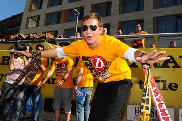 Robert Koch, Aufstiegsfeier der SG Dynamo Dresden auf dem Dresdner Altmarkt, SG Dynamo Dresden, Aufstieg in die 2. Bundesliga, Fußball, Fussball, Saison 2010 2011, Dresden, 25.05.2011, o0 Jubel Freude