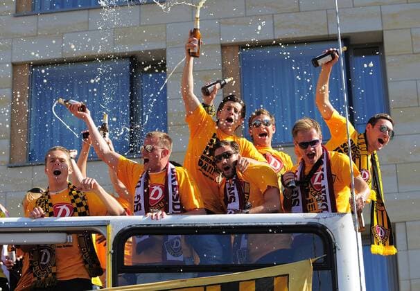Mannschaft auf dem offenen Doppeldeckerbus, Doppelstockbus, Aufstiegsfeier der SG Dynamo Dresden auf dem Dresdner Altmarkt, SG Dynamo Dresden, Aufstieg in die 2. Bundesliga, Fußball, Fussball, Saison 2010 2011, Dresden, 25.05.2011, o0 Jubel Freude Bier Bierdusche Kurios Komik