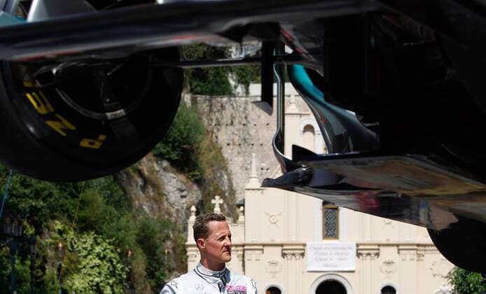 FORMEL 1 - GP von Monaco MONTE CARLO,MONACO,26.MAI.11 - MOTORSPORT, FORMEL 1 - Grand Prix von Monaco, freies Training. Bild zeigt Michael Schumacher (GER Mercedes GP) dessen Bolide Abtransportiert wird . Keywords: Unfall. 