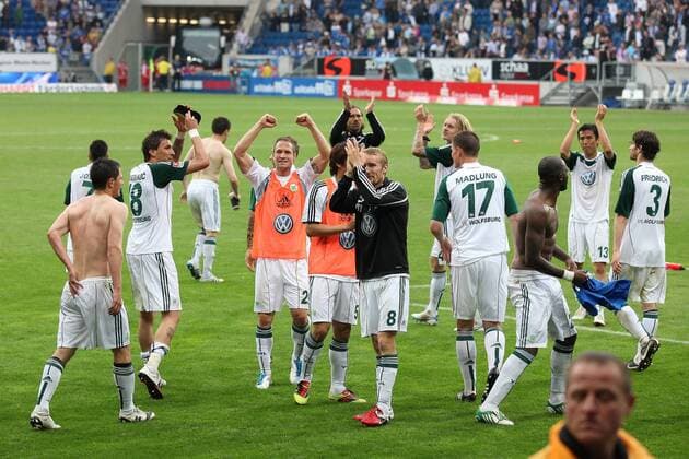 Fussball Bundesliga BL 10 11 - 14.05.2011 - TSG 1899 Hoffenheim vs. VfL Wolfsburg . Schlussjubel Schlußjubel, Jubel, Sieg die Wolfsburger Mannschaft feiert feiern mit den Fans den ihren Sieg Klassenerhalt .