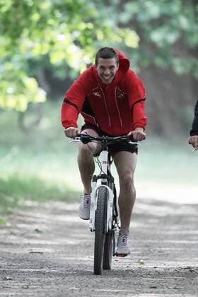 1.FC Köln Lukas Podolski hält sich fit für die Nationalmannschaft Runde mit dem Fahrrad um den Decksteiner Weiher Lukas Podolski