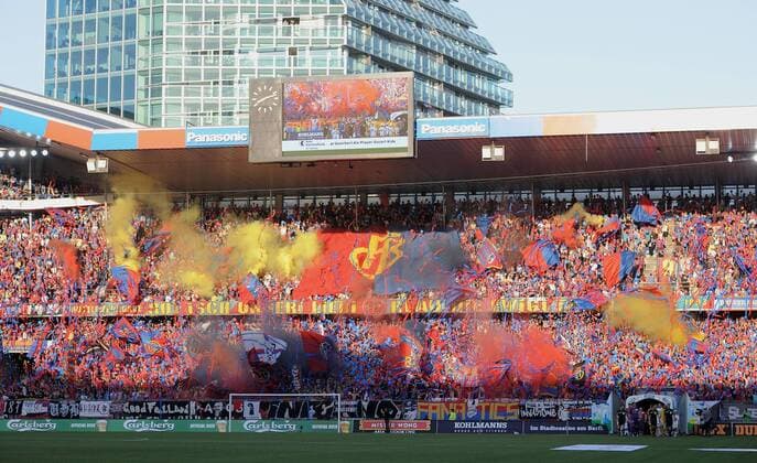 Fussball International: Schweizer Axpo Superleague 36.Spieltag 2010 2011, 25.05.2011, FC Basel gewinnt die Schweizer Meisterschaft 2010 2011, Fanblock der FC Basel Ultra Fans mit Bengalischen Feuer und Vereinsfahne vor dem Spiel  o0 Sieg, Sieger Fan, Fußballfan, Publikum, Fanblock bengalisches Feuer Pyrotechnik totale Fahne