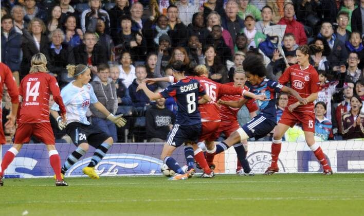Wendie RENARD (2.v.re., LY) erzielt das Tor zum 1:0, Fussball UEFA Champions League Finale der Frauen 2011, Olympique Lyon (LY) - 1.FFC Turbine Potsdam (P) am 26.05.2011 in London Grossbritannien, saison1011