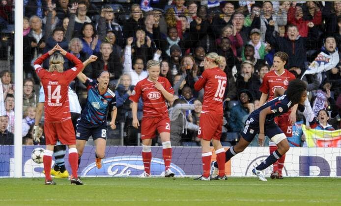 Wendie RENARD (re., Lyon) bejubelt das Tor zum 1:0, Die Potsdamer Spielerinnen sind frustriert, Fussball UEFA Champions League Finale der Frauen 2011, Olympique Lyon (LY) - 1.FFC Turbine Potsdam (P) am 26.05.2011 in London Grossbritannien, saison1011