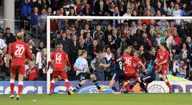 Fussball, Frauen, Saison 2010 2011, Champions League, Finale 2011 in London, Olympique Lyon - 1. FFC Turbine Potsdam, Wendie Renard (2. v. r., Lyon) erzielt das Tor zum 1:0 gegen Torhüterin Anna Felicitas Sarholz (Potsdam), 26.05. 2011,