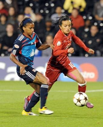 Fussball, Frauen, Saison 2010 2011, Champions League, Finale 2011 in London, Olympique Lyon - 1. FFC Turbine Potsdam, Elodie Thomis (l., Lyon) und Fatmire Bajramaj (Turbine Potsdam), 26.05. 2011,