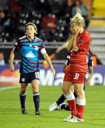 Fussball, Frauen, Saison 2010 2011, Champions League, Finale 2011 in London, Olympique Lyon - 1. FFC Turbine Potsdam, Anja Mittag (Turbine Potsdam) ärgert sich über eine vergebene Großchance, 26.05. 2011,