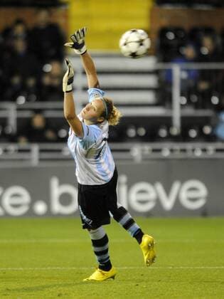 Torfrau Anna Felicitas Sarholz (P) kann hier das Tor zum 2:0 nicht verhindern, Fussball UEFA Champions League Finale der Frauen 2011, Olympique Lyon (LY) - 1.FFC Turbine Potsdam (P) am 26.05.2011 in London Grossbritanien, saison1011