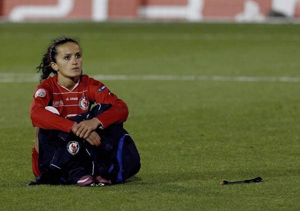 Fatmire Bajramaj (Potsdam) sitzt enttäuscht auf dem Rasen . Die Medaille für den 2. Platz liegt rechts auf dem Spielfeld . Olympique Lyon-FFC Turbine Potsdam . Frauen Fussball Champions League Finale 2011. London , GBR, 26.05.2011 ,