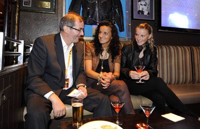 v.l.: Brandenburgs Ministerpraesident Matthias PLATZECK (GER SPD), Fatmire BAJRAMAJ und Corina SCHRÖDER im Gespraech, Turbine Feier nach dem Spiel, Fussball UEFA Champions League Finale der Frauen 2011, Olympique Lyon (LY) - 1.FFC Turbine Potsdam (P) am 26.05.2011 in London Grossbritanien, saison1011 o0 people Politik