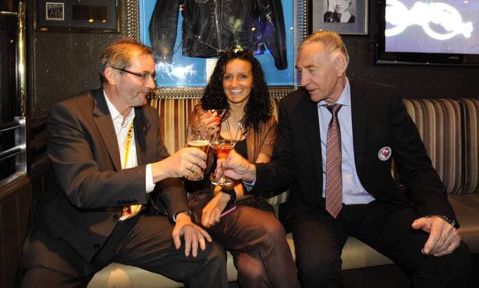v.l.: Brandenburgs Ministerpraesident Matthias PLATZECK (GER SPD), Fatmire BAJRAMAJ und Potsdams Trainer Bernd SCHRÖDER stossen gemeinsam an, Turbine Feier nach dem Spiel, Fussball UEFA Champions League Finale der Frauen 2011, Olympique Lyon (LY) - 1.FFC Turbine Potsdam (P) am 26.05.2011 in London Grossbritanien, saison1011 o0 people Politik