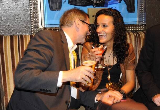 v.l.: Brandenburgs Ministerpraesident Matthias PLATZECK (GER SPD) und Fatmire BAJRAMAJ stossen gemeinsam an, Turbine Feier nach dem Spiel,, Fussball UEFA Champions League Finale der Frauen 2011, Olympique Lyon (LY) - 1.FFC Turbine Potsdam (P) am 26.05.2011 in London Grossbritanien, saison1011 o0 people Politik