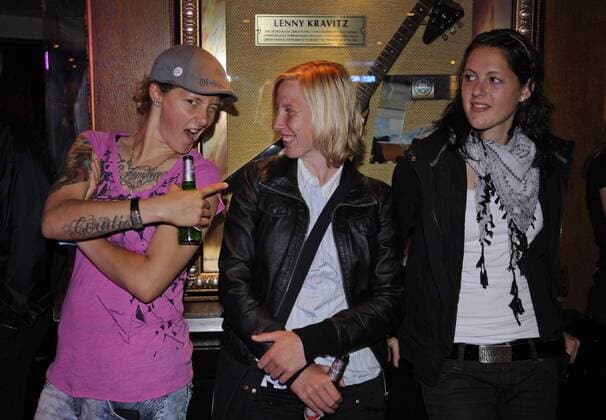 v.l.: Anna Felicitas SARHOLZ, Stefanie DRAWS und Inka WESELY (P), Turbine Feier nach dem Spiel, Fussball UEFA Champions League Finale der Frauen 2011, Olympique Lyon (LY) - 1.FFC Turbine Potsdam (P) am 26.05.2011 in London Grossbritanien, saison1011