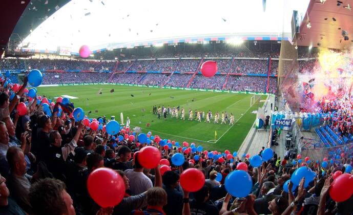 ST JAKOB PARK --- 25.05.2011 Saison 2010 2011 Herren Fussball Super League FC Basel - Einmarsch der Mannschaften im letzten Meisterschaftsspiel (FC Basel) ; Jubel , Meister , o0 Sportstätte Stadion Totale 