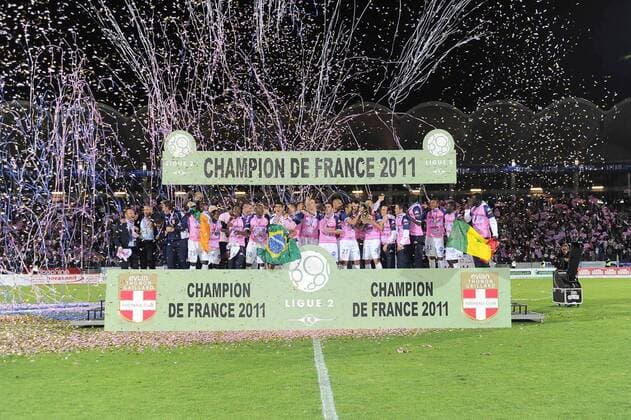 Evian TG Thonon Gaillard feiert den Aufstieg - Ligue 2 - 27.05.2011 - ArezkiHacidFEP  o0 Logo Ligalogo Schriftzug champion de Schriftzug Totale Objekte Trophäe Pokal Mannschaftsfoto