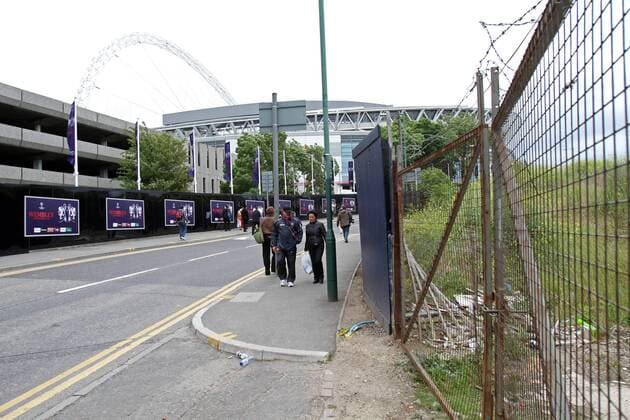 A general view around Wembley stadium UEFA Champions League Final 28th May, 2011 EDITORIAL USE ONLY. No use with unauthorised audio, video, data, fixture lists, club league logos or live services. Online in-match use limited to 120 images, no video emulation. No use in betting, games or single club league player publications. o0 Sportstätte Stadion England Austragungsort Umgebung Stadionumgebung Citydressing Totale