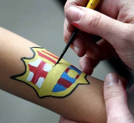 FUSSBALL - CL, LONDON,ENGLAND,28.MAI.11 - FUSSBALL - UEFA Champions League, Finale, FC Barcelona Fans, Bemalen einer Hand. 