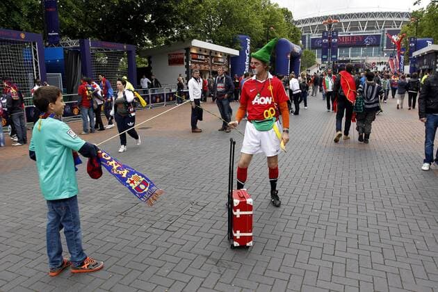 FUSSBALL - CL, Barcelona vs Manchester LONDON,ENGLAND,28.MAI.11 - FUSSBALL - UEFA Champions League, Finale, FC Barcelona vs Manchester United. Bild zeigt Fans.  o0 kurios Komik Clown