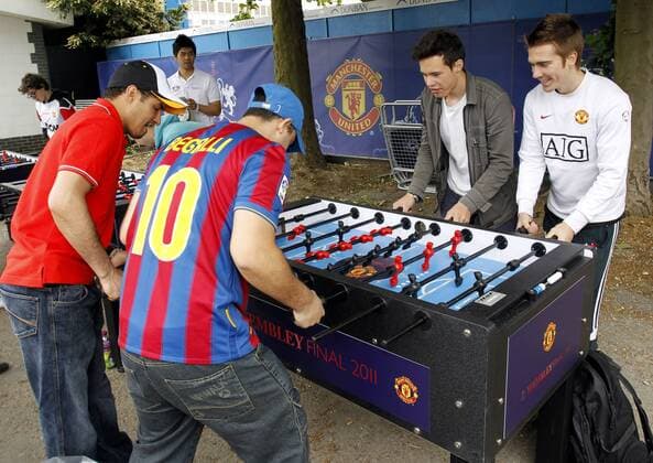 FUSSBALL - CL, Barcelona vs Manchester LONDON,ENGLAND,28.MAI.11 - FUSSBALL - UEFA Champions League, Finale, FC Barcelona vs Manchester United. Bild zeigt Fans beim Tischfussball.  o0 Kickern Tischkicker Kicker kurios Komik
