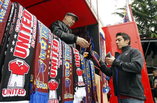 FUSSBALL - CL, Barcelona vs Manchester LONDON,ENGLAND,28.MAI.11 - FUSSBALL - UEFA Champions League, Finale, FC Barcelona vs Manchester United. Bild zeigt einen Fanstand mit Fanartikeln. o0 Fanshop Schal, Fanschal Fanartikel, Devotionalien, Merchandising, Merchandise, Vermarktung
