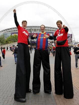 FUSSBALL - CL, Barcelona vs Manchester LONDON,ENGLAND,28.MAI.11 - FUSSBALL - UEFA Champions League, Finale, FC Barcelona vs Manchester United. Bild zeigt Fans vor dem Wembley Stadion.  o0 kurios Komik Stelzenläufer