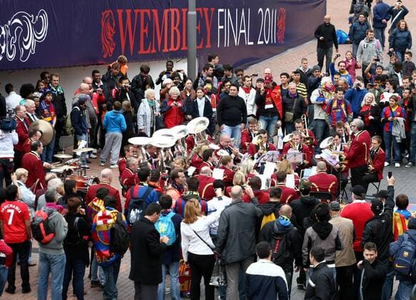 FUSSBALL - CL, Barcelona vs Manchester LONDON,ENGLAND,28.MAI.11 - FUSSBALL - UEFA Champions League, Finale, FC Barcelona vs Manchester United. Bild zeigt eine Musikkapelle vor dem Stadion.  o0 Musik Kapelle Orchester Totale