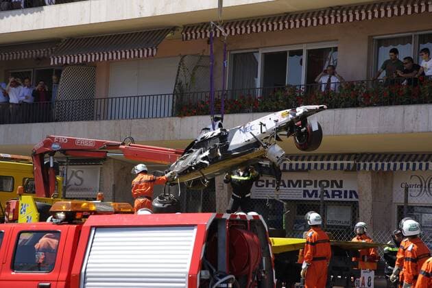 Sergio Perez Mendoza (BMW Sauber) GP Monaco 2011 Formel 1 Grand Prix Monaco 2011 o0 Crash Erste Hilfe Sanitäter Abtransport Streckenhelfer Helfer