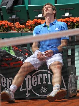 Andy Murray of Great Britain reclines on his bench in pain after twisting his ankle during his French Open mens third round match at Roland Garros in Paris on May 28, 2011. Murray defeated Berrer 6-3, 6-2, 6-3 to advance to the fourth round.  PAR20110528709 o0 Andrew Verletzung,