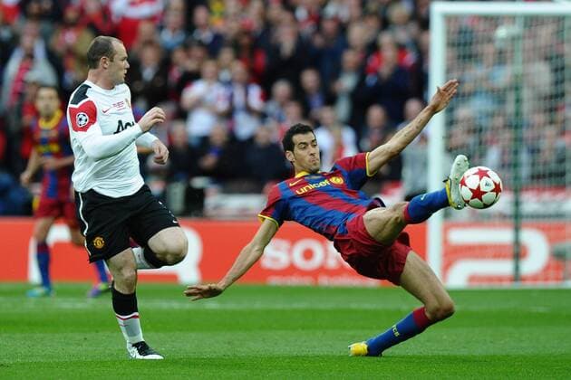 Fußball Champions League Finale FC Barcelona - Manchester United am 28.05.2011 in London Wayne Rooney ( Manchester ), links - Sergio Busquets ( Barcelona ), rechts