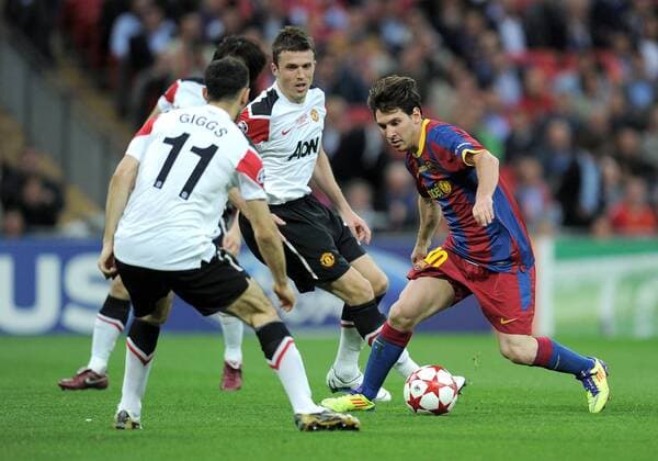 FUSSBALL CHAMPIONSLEAGUE FINALE SAISON 2010 2011 28.05.2011 FC Barcelona - Manchester United FC Ryan Giggs (li, Manchester United FC) gegen Michael Carrick (Mitte, Manchester United FC) gegen Lionel Messi (re, Barca) 