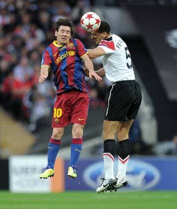 FUSSBALL CHAMPIONSLEAGUE FINALE SAISON 2010 2011 28.05.2011 FC Barcelona - Manchester United FC Lionel Messi (li, Barca) gegen Rio Ferdinand (re, Manchester United FC) 