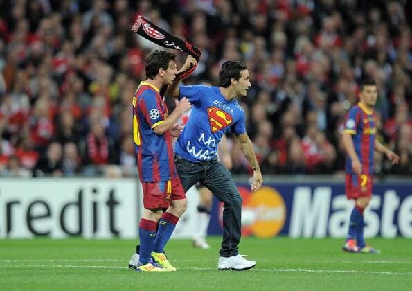 FUSSBALL CHAMPIONSLEAGUE FINALE SAISON 2010 2011 28.05.2011 FC Barcelona - Manchester United FC Lionel Messi (li, Barca) mit einem AC Mailand Fan der eine politische Botschaft auf dem Shirt trägt - NO WAR -  o0 Flitzer Störer Störenfried Zwischenfall Schal, Fanschal, Objekte