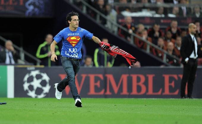 FUSSBALL CHAMPIONSLEAGUE FINALE SAISON 2010 2011 28.05.2011 FC Barcelona - Manchester United - AC Mailand Fan stuermt das Spielfeld mit einer politischen Botschaft auf dem Shirt - NO WAR -  o0 Flitzer Störer Störenfried Zwischenfall Schal, Fanschal, Objekte