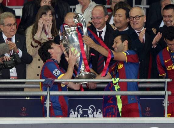 London 28 5 2011 Wembley, Champions League 2010 2011 Finale Barcelona vs Manchester United - Lionel Messi und Javier Mascherano PaoloxNucci o0 Pokal Trophäe Objekte