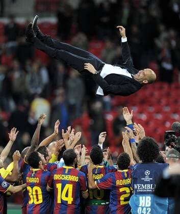 FUSSBALL CHAMPIONSLEAGUE FINALE SAISON 2010 2011 28.05.2011 FC Barcelona - Manchester United FC Champions League Sieger 2011: FC Barcelona feiert den Sieg Trainer Josep Pep Guardiola (Barca) wird nach dem Sieg von der Mannschaft hoch geworfen  o0 Höhe