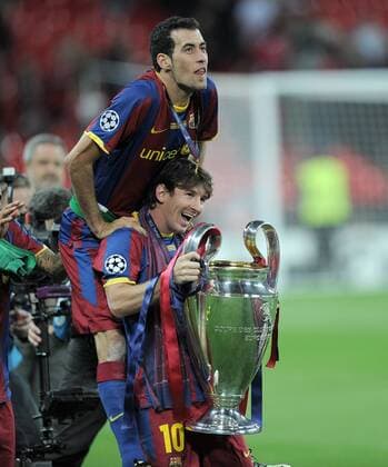 FUSSBALL CHAMPIONSLEAGUE FINALE SAISON 2010 2011 28.05.2011 FC Barcelona - Manchester United FC Champions League Sieger 2011: FC Barcelona feiert den Sieg Jubel mit dem Pokal Sergio Busquets auf Lionel Messi (Barca)  o0 Pokal Trophäe Objekte